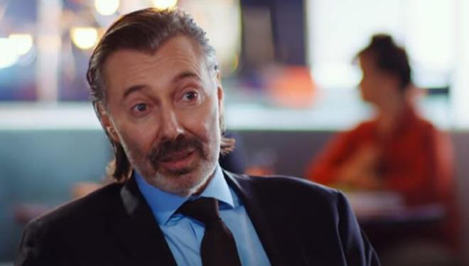 Hakan Karahan kimdir? : Hakan Karahan, 1960 ylnda stanbul'da dnyaya geldi. Yazar, air, ark sz yazar, senarist, oyuncu ve film yapmcsdr. Yapm olduu baz almalarnda gerek ismi yerine Sinan ismini kullanmaktadr.