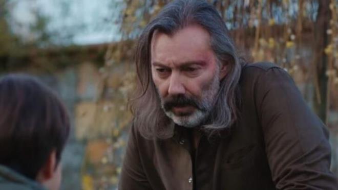 Liseyi Robert Kolej'de, niversite eitimini de University of Miami'de iletme zerine tamamlad.  hayatna 1984 ylnda Cenevre'de Du Pont de Nemours irketinde balad.