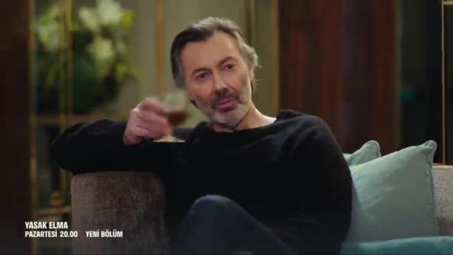 ahika Nadir'i zehirledi: Yasak Elma yeni blmde Ender, ahika'y irketten kovuyor. Nadir'e giden ahika bir darbede ondan alyor. ntikam plan yapan ahika, Nadir'in ikisine zehir koyuyor. Nadir yere ylyor ve Yasak Elma'nn yeni blmnde Nadir lyor. Hakan Karahan da diziye veda edecek.