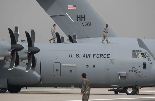 Koronavirs ABD ordusuna srad bir asker koronal kt  <br>Koronavirs ilk kez bir lkenin ordusuna srad. ABD'nin Gney Kore'de bulunan Kore Askeri Gc (USFK) tarafndan yaplan aklamada, askerlerden birinde koronavirs tespit edildii belirtildi. Twitter zerinden yaplan aklamada, "Camp Carroll'da konulu bir USFK askerinde yaplan Covid-19 testi pozitif kt. Askeri gc korumak iin gerekli tm uygun kontrol nlemlerini uyguluyoruz" ifadelerine yer verildi.   <br>    lk defa bir ABD askerinde grlm oldu  <br>  &#8203;te yandan, virs testi pozitif kan askerin son zamanlarda hem Camp Carroll hem de Camp Walker slerini ziyaret ettii renildi. Bylelikle, in'de ortaya kan ve dnya apnda yaylmaya devam eden koronavirs ilk defa bir ABD askerinde grlm oldu. Camp Caroll blgesi, Gney Kore'de koronavirsn ortaya kt Daegu'nun 30 kilometre kuzeyinde bulunuyor.