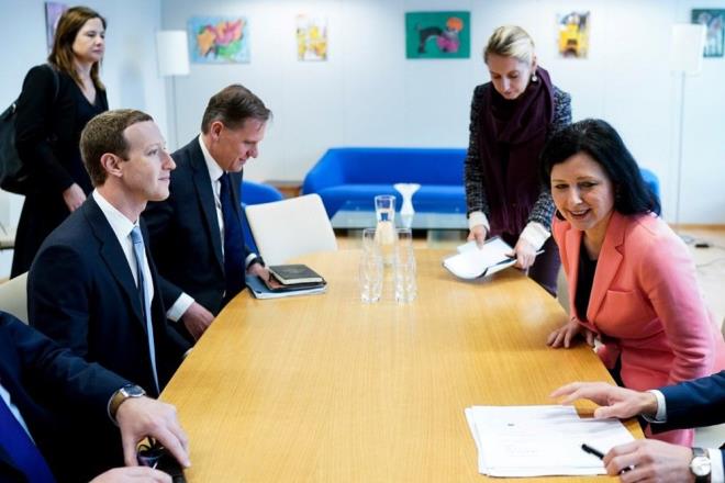 &#8220;Corona virsne ilikin insanlarda panik yaratan, rnein snrl stok ibaresi ieren; hastal tedavi ya da nleyeceini garantileyen ieriklerin nlenmesine ilikin yeni reklam politikamz uygulamaya geirdik. Facebook Marketplace&#8217;de de ayn tip syleme sahip paylamlar iin bu uygulama devrede olacak.&#8221;