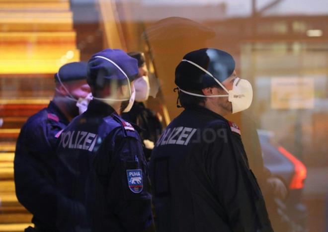 Yeni tip corona virs hzla yaylmaya devam ediyor. u ana kadar 42&#8217;nin zerinde lkede ve blgede grlen virs nedeniyle 2770 kii hayatn kaybetti. 81 bin 264 kiide tehis edilen virs tm dnyada panik ve korkuya neden olurken, bu durumdan kendine kar salamak isteyen firma ve kiiler de oalmaya balad.