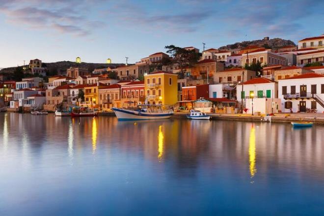 18- YUNANSTAN  Trkiye&#8217;ye yakn konumuyla Yunanistan ve adalar Trk tatil sevenlerin de tercihleri arasnda yer alyor. Akdeniz ikliminin btn gzelliklerini yaand lkede yaayan birok Trk bulunuyor. Yunanistan'daki Trk says: 25 bin.