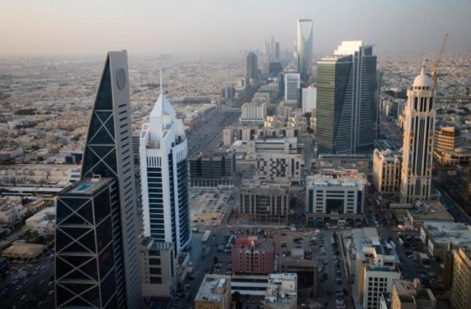 13- SUUD ARABSTAN  Orta Dou'da bulunan Suudi Arabistan'da 60 bin Trkiye vatanda bulunuyor. lkenin eitli blgelerine yerlemiler. 60 binin byk ounluu inaat iilii ve lokantaclk, berberlik, oto tamircilii, mobilyaclk gibi ilerde almakta. Ayrca bazlar doktor, retmen ve mhendis olarak da almakta.