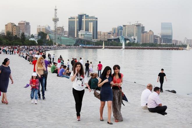 15- AZERBAYCAN  Trkiye ve Azerbaycan arasndaki vize uygulamas 1 Eyll 2019 itibariyle kaldrld. Bu durum yanbamzdaki gzellikleri kefetmek iin gzel bir frsat oldu. Azerbaycan ulam kolay, kltr, dili, dini, yemekleri, rf ve detleriyle bize olduka benziyor. zellikle Bak daha ok kltr ve sanat turizmiyle ne kyor ve ehir 24 saat yayor. lkede de olduka fazla Trk bulunuyor. lkedeki Trk says: 55 bin.
