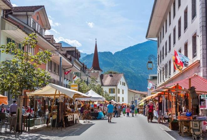9- SVRE  Bilim insanlaryla nl svire, dnyann en mutlu lkelerinden biri. Bankaclk ve finans sektrnde, dnyann nde gelen lkelerinden biri olan svire de halk frsat ve imkanlardan olduka memnun durumda. lkedeki Trk says: 130 bin.
