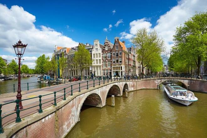 3- HOLLANDA  Neeli bakenti Amsterdam ile tannan Hollanda sakin, yardmsever ve mutlu bir halka sahip durumda. ruba, uraao, Sint Marteen ve Hollanda&#8217;dan oluan Hollanda Krall, 12 eyaleti oluturan 61 ehri ile ziyaretilerini arlamaya devam ediyor. lkedeki Trk Says: 500 bin.