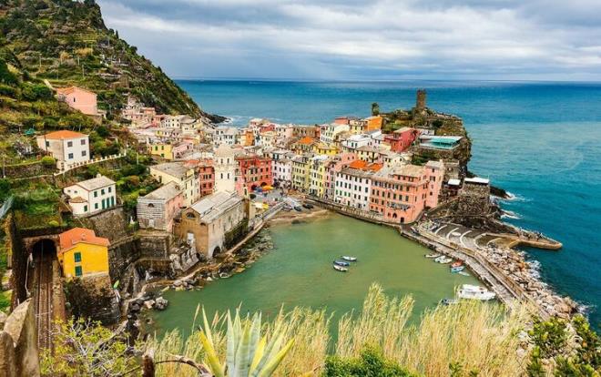 Sadece belirli lkelerde deil, dnyann birok lkesinde azmsanamayacak sayda Trk yayor. 152 lkeyi kapsayan tabloya gre, 5 milyon Trk vatandann yurtdnda yaad belirlendi. te listede yer alan ilk 20 lke...