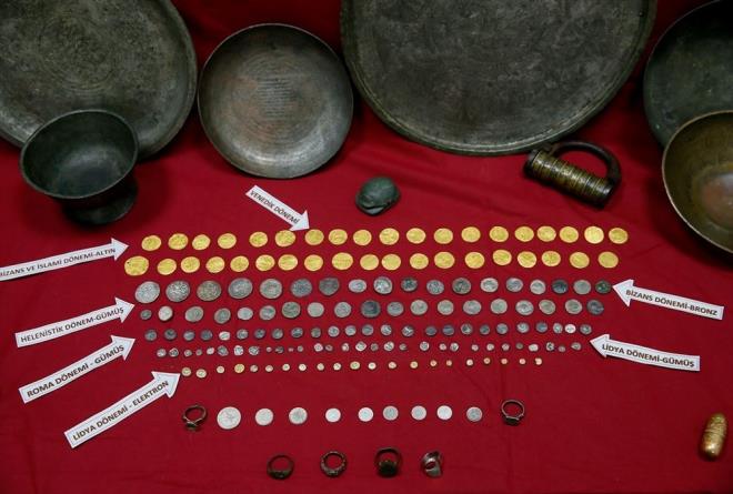 zmir'de uluslararas tarihi eser kaaklarnn yurt dna karmak iin hazrladklar ve Lidyallar dneminde baslan ilk para rneklerinden olduu deerlendirilen eserlerin de aralarnda yer ald 506 tarihi eser ele geirildi.