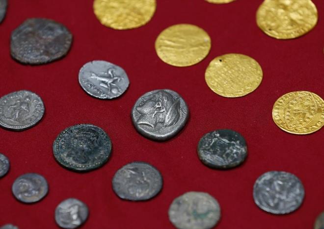 Gm ve bronz 7 sikkenin de Helenistik dneme ait olduu, zerlerinde hayvan figrleri bulunduu tespit edildi.