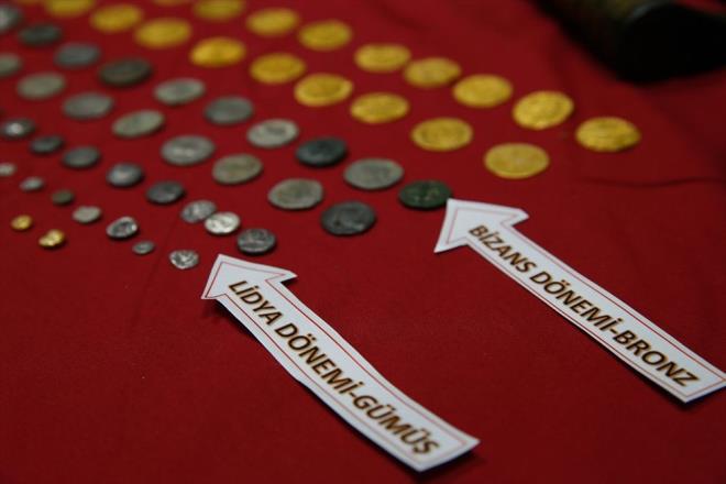 Ele geirilen 57 altn ve gm sikkenin de Lidya ve yon dnemlerinde basld ve dneminin nadir rneklerinden olduu, tanesinin Avrupa'daki mzayedelerde 20 ile 100 bin dolar arasnda deitii kaydedildi.