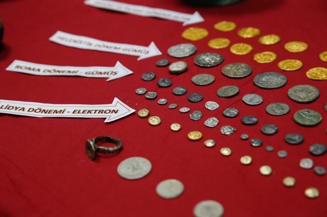 Zanllardan A.K'nin Urla ilesindeki evinde yaplan aramalarda zerinde farkl figrler bulunan altn, gm, elektron ve bronz sikkeler, 1 yzk, 3 farkl ebatlarda ve farkl renklerde vazo, 6 eitli boyutlarda iple birbirine balanm an, 1 adet zerinde bayku figr bulunan sar obje, hayvan figrl "scarabe" olmak zere toplam 191 adet tarihi eser ele geirildi.