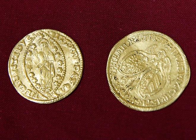 LDRA DNEMNDE BASILAN LK PARA RNEKLERNDEN    te yandan, ele geirilen ve zerinde ejderha eklinde balk figrlerinin bulunduu 21 adet altn ve gm kartrlarak yaplan elektron paralarn Lidya dneminde ilk baslan para rneklerinden olduu deerlendiriliyor.