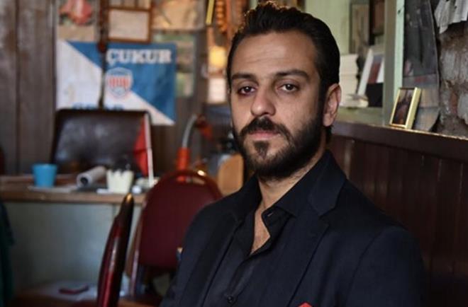 nl oyuncu, nceki akam zmir?de sahneledii ?12 Numaral Adam? adl tek kiilik gsterisinin sonunda bir annenin alayarak kulise geldiini belirtti.    Kstendil, yaadklarn yle anlatt: ?Dn geceki zmir oyunumuzun sonunda bir anne hngr hngr alayarak kulusimize geldi. 'Olum dlib'de asker' dedi. 'Tamam ara konualm' dedik. Eli titredi bir an, arad olunu. Olu kt telefona; konutuk, sohbet ettik.""Bizler birka saat sonra anladk dlib'de neler olduunu; annenin neden aladn, o dakikaya kadar hangi korkuyla olunu arayamadn.""Yitip gidenler rakam olsa keke. Ate dt yreimize. Hepimizin ba sa olsun."