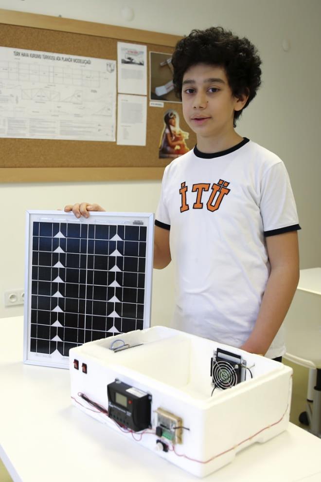 "Kendisini destekledik ve ok gzel bir sonu elde ettik"<br>    Cevahir'in fen bilimleri retmeni Hale nal, projeyi rencisinin tek bana tasarlayp uyguladn ifade ederek, "Biz sadece Mustafa'ya destek olduk. Peltier ad verilen malzeme, elektrik enerjisi aldnda bir taraf scak bir taraf souk olacak ekilde alyor. Mustafa, peltierin baka uygulamalarndan esinlenerek bu projeyi gelitirdi. Kendisi bana fikirle geldiinde ok heyecanlandk. Kendisini destekledik ve ok gzel bir sonu elde ettik. Yarmada Trk okullarndan 48, yabanc okullardan 52 proje ile birlikte finale kaldk. rencimize finalde baarlar diliyoruz. Umarm orada da baarl olacaz." dedi.