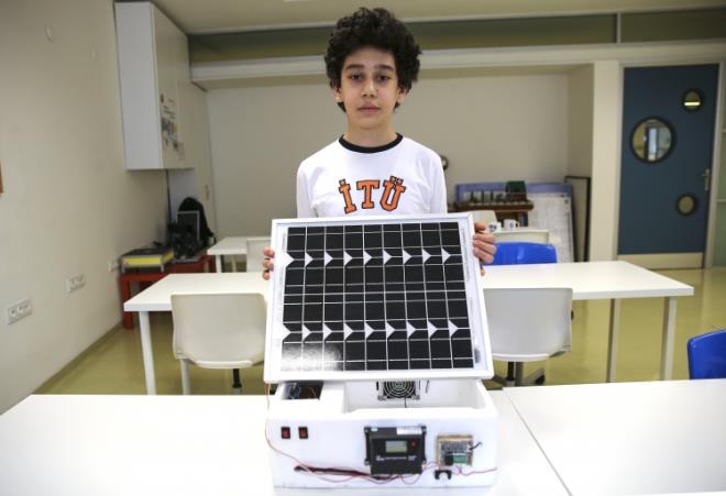 Cevahir, geen yl ailesiyle yaz tatilindeyken kardeinin souk tutulmas gereken ilalarnn scak havada bozulmasndan yola karak gne enerjisiyle alan seyyar buzdolab projesini gelitirdi.