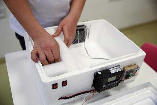 Beylerbeyi'ndeki okulunda AA muhabirine projeyi anlatan Mustafa Mert Cevahir, kardeinin ilalarnn scaktan bozulmasna zldn ve bu projeyi hayata geirmeye karar verdiini belirtti. Cevahir, "Ailemle tatile gitmitik. Kardeimin rahatszl vard. lalarnn souk tutulmas gerekiyordu. Scaktan ilalar bozuldu. Bu ilalar tekrar temin etmek zor olmutu. Projemi evde tasarladm, okulda retmenlerimin destei ile gerekletirdim." dedi.