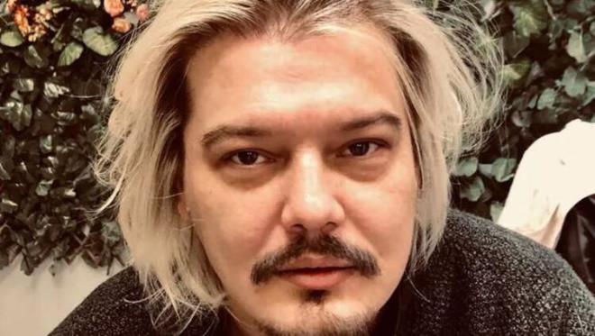 Psikonevroz ve anksiyete tehisi konuldu<br>  -10 yl oyunculuktan uzak kaldnz. Bu srete size ?izofren? dediler, ?Bakrky?de tedavi grd? dediler. Bunlar gerek miydi?<br>  izofren deilim. Psikonevroz ve anksiyete tehisi konuldu. nsanlar bir eyleri abartmaya ya da bakalarnn mutsuzluklarndan beslenmeye baylyor. Benim rahatszlm belliydi ve bunu zaten kendim ilan ettim. ki ay Bakrky?de tedavi grdm. htiyacm varm, dinlendim.<br>  -Gemie dnme ansnz olsayd neyi deitirmek isterdiniz?  Hibir eyden piman deilim. Yaadm her eyin bir sebebi var. Artk eskisinden daha glym. stesem tedavi srecimi saklayabilirdim ama drst davrandm. Toplum da beni kucaklad.