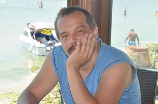 Dengeyi kuramadm. Ne delirdim ne syrdm  <br>  -Oysaki sizin yerinizde olmak isteyen ok insan vard... <br>?Yerli Leonardo DiCaprio? olarak anlyordunuz.  Bence hi alakamz yoktu. Beni ok yakkl buluyorlard, tekliflerin ard arkas kesilmiyordu, reytingi bol yapmlar beni istiyordu, her ey gzeldi ama bu seim bana aitti. Ortam beenmedim ve kendimi sektrden izole ettim. Kt niyetli insanlar beni deli gibi gstermeye alt.<br>  -nl olmanzn bedeli ar olmu...<br>  Ben mesleimi ok seviyorum ama ortam yznden bu hale geldim. Toplum, nlleri efsunlu gibi, ulalmaz gryor. Popler olduum dnemde sokakta ekirdek itleyemiyordum. Kz arkadam olduunda koluna girip sokakta gezemiyordum. Her eyin gze batyor, her eyin haber oluyor. Ben sradan bir hayat setim. Oyunculuu da bu yzden braktm. Yapmackl beceremedim. Ruhum dinginleince de oyunculua geri dnmek istedim.