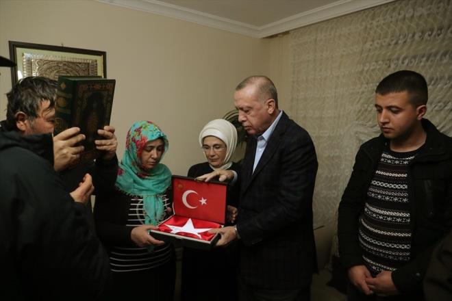 Cumhurbakan Recep Tayyip Erdoan, dlib'de ehit olan Uzman Onba Emre Baysal'n Sancaktepe'deki evine taziye ziyaretinde bulundu