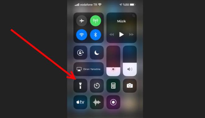 Yeni iOS srmleriyle birlikte kullanclar artk fener uygulamasn sa st ekrandan parmaklarn aa indirdiklerinde karlarna kan menden aabiliyor. nce ilgili meny ap fener simgesine 'serte' dokunuyoruz.