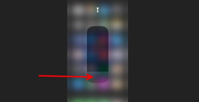 Fener uygulamasna normal dokunduunuzda fener otomatik olarak fla n ayor. Ancak serte dokunduunuzda iler deiiyor ve ardndan ekrana byle bir seenek geliyor.