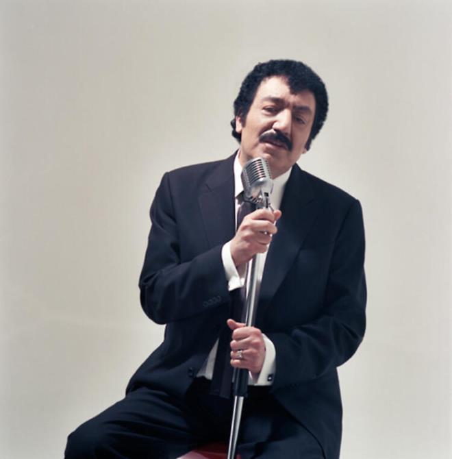 Sinema oyuncusu Muhterem Nur ile 1982'de Malatya turnesinde ilk kez karlaan ve "Sahneye ilk kim kacak" kavgas eden sanat, bu olaydan sonra Nur'dan ayrlmad. ocukluunda hibir filmini karmad ve byk bir hayranlk duyduu Muhterem Nur ile 1986'da hayatn birletiren Grses'in, ''Esrarl gzler'' isimli arksn Muhterem Nur iin besteledii sylendi.