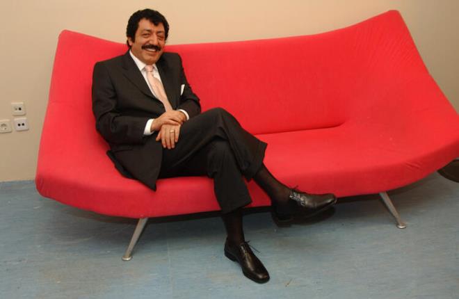 Askerliini Mamak'ta yapan sanat, vatani grevini tamamladktan sonra Burhan Bayar'n bestelerine yer verdii ok sayda pla hayranlaryla buluturdu. Mslm Grses, 1978'de Anadolu turnesi dolaysyla Tarsus'tan Adana'ya dnerken trafik kazas geirdi. Srcnn hayatn kaybettii kazada, ld sanlarak morga kaldrlan Grses'in yaad son anda fark edildi ve ameliyata alnd. Kazada, aln ciddi biimde zedelenen sanatnn bana, beynini koruyacak plaka takld. Grses, kazadan dolay koku alma duyusunu yitirdi. itme duyusu da ciddi biimde zarar gren sanat, yava konumaya balad. Usta sanat, 1990'l yllarn banda "zr Diliyorum Senden", "syankar" ve "Ben nsan Deil miyim?" adl albmleriyle mzik dnyasnda ikinci byk kn yakalad.