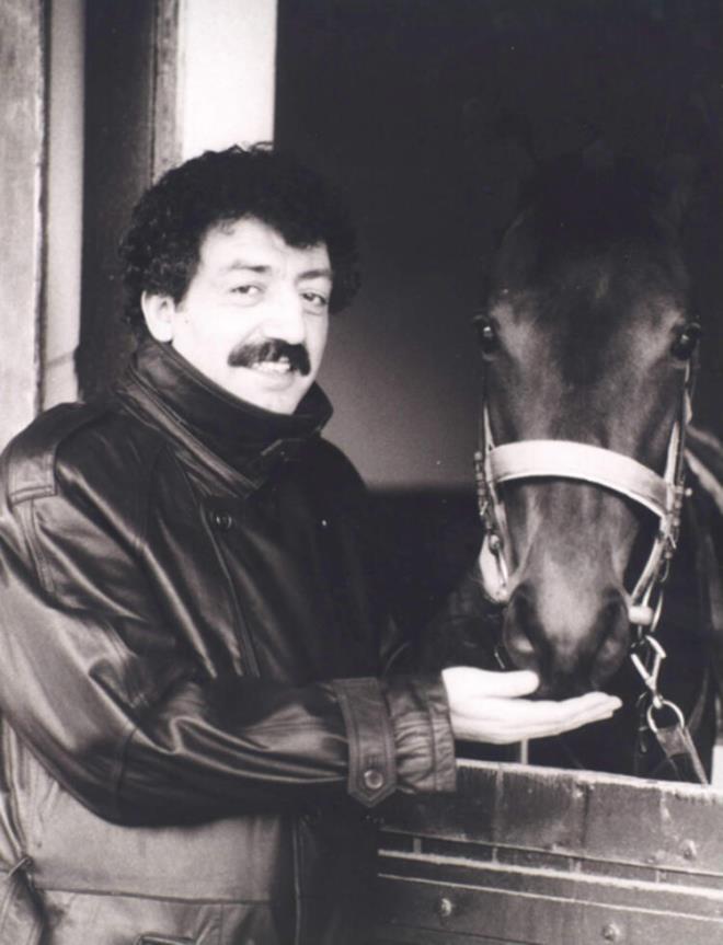 Adana'daki bir gazinoda assolist olarak sahne alan Sadk Altnmee'nin rahatszlanmasnn ardndan onun yerine sahneye kan sanat, byk bir ilgi grd ve mikrofonu bir daha elinden brakmad. Mslm Grses, bir yandan Adana'da eitli mekanlarda konserler verirken, 1967'den itibaren her cumartesi TRT - ukurova Radyosunda, canl olarak trkler syledi. lk pla "Emmiolu/Ovada Taa Basma" adl 45'lii 1968'de karan sanat, kariyer basamaklarnda hzla ykselmeye balad.