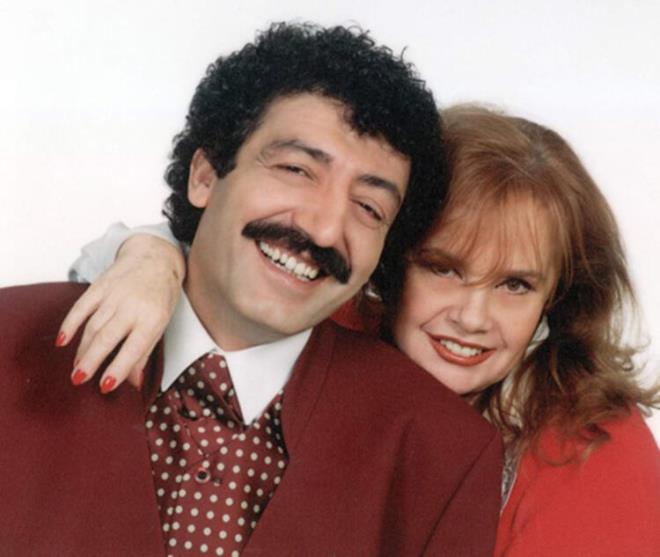 Unutulmaz isim, yaamnn son yllarnda baz pop ve rock tarzndaki arklar da repertuvarna katarak, Blent Ortagil'in "Sensiz Olmaz", Nilfer'in "Olmad Yar", Teoman'n "Parampara", Tarkan'n "kimizin Yerine", ebnem Ferah'n "Sigara" ve Kenan Doulu'nun "Tutamyorum Zaman" adl almalarn da seslendirerek, 2009'da "Sandk", 2010'da ise "Yalan Dnya" albmlerine imza att.  Mslm Grses, arabesk furyasnn ykseldii dnemde Yeilam'a da adm att. ou arkl, trkl olmak zere 38 filmde rol alan Grses, ilk kez 1979'da ekilen ''syankar'' filmiyle kamera karsna geti. Genellikle sua srklenen, alkolizmin batana saplanm genlerin, ac dolu hayat hikayelerinin ilendii filmlerde rol sanat, kariyerinin son dneminde de komedi filmlerinde yardmc oyuncu olarak grnd. Onlarca arky sesiyle lmszletirdi.