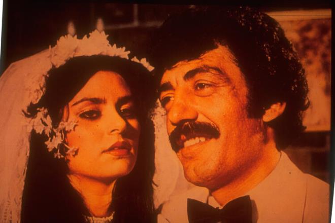 Sanat, 29 Mays 1969'da babas tarafndan annesi ldrlnce byk bir sarsnt yaad. Bir iddiaya gre, ayn gn Grses'in kz kardei Zeyno Akba' da ldren babas, cezaevine girdi. Hayatnn bu noktasyla ilgili hibir zaman konumak istemeyen nl sanat, annesinin vefatnn ardndan geldii stanbul'da, "Giyin Kuan Selvi Boylum/Hayatm Sen Mahvettin" ve "Gitme Gel Gel/Haram Ak" adl iki 45'lik plak doldurdu.  Grses, ''Sevda Ykl Kervanlar'' adl arksyla geni kitlelere ulamay baarrken, "Sevda Ykl Kervanlar/Vurma Gzel Vurma" isimli 45'lii 300 bin baslarak dnemin rekorunu krd.