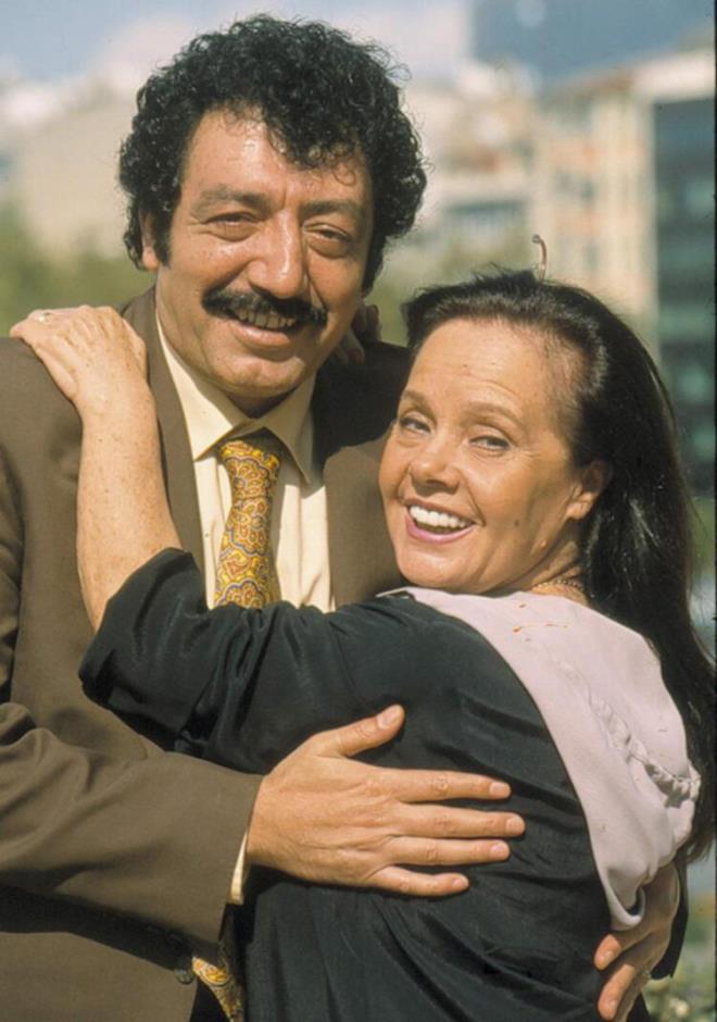 O dnem Trk sinemasnda olduka popler bir konumda olan Nur, einin isteiyle sanat yaamn sonlandrrken, Grses'in yaamndaki en byk destekisi oldu.  Mslm Grses, eiyle ilgili yapt bir aklamada, "Her insana bel balamam ama Muhterem Hanm, bu dnyann insan deil. Ben bugn bir yerlere gelmisem bunda yzde 90 Muhterem Hanm'n pay vardr." ifadelerini kullanrken, Muhterem Nur ise "Ondan nce yaamyordum. Mutlu olmay, huzuru anladm. Eer bir gn gzlerim grmez, ayaklarm tutmaz, kollarm da yukarya kalkp ona yardm etmezse, o zaman Mslm' yalnz brakrm." aklamasnda bulunmutu.