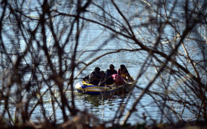 Gn ierisinde onlarca mlteci Meri Nehri zerine kurduklar dzeneklere baladklar botlarla Yunanistan&#8217;a geti.