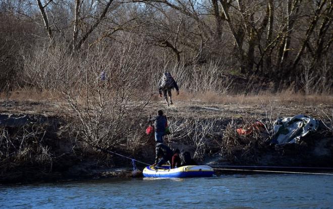 Avrupa&#8217;ya gidecek mltecilere engel olunmayacann duyurulmasnn ardndan binlerce mlteci snrlara akn ediyor.