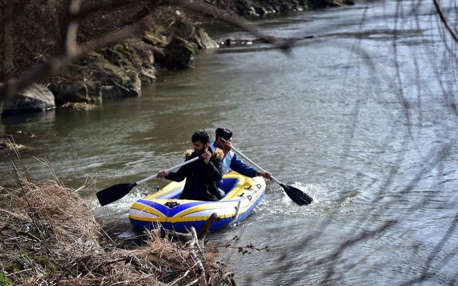 Lastik botlara binen mlteciler Yunanistan&#8217;a getiklerinde koarak Yunanistan&#8217;n ilerine doru koarken Trkiye tarafnda bekleyen dier mlteciler ise botu bal olan iple tekrar kendilerine doru ekiyor.