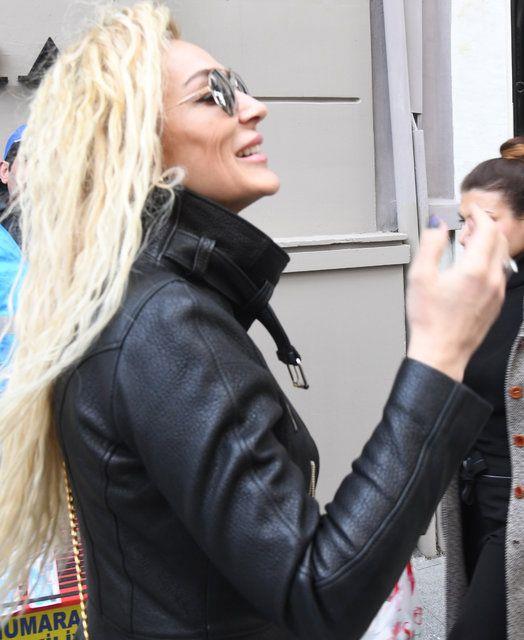 Ei Emrah'n mzik ve film almalar iinde olduunu syleyen Sibel Erdoan daha sonra annesi ve arkada ile alverie devam etti.