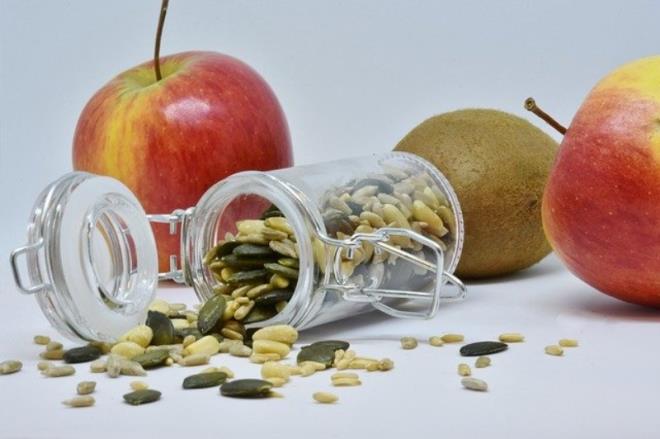 KABAK EKRDE VE FISTIK  ocuk Sal ve Hastalklar Uzman Dr. Glsen Meral &#8220;Bir amino asit olan ve bymede rol bulunan arjininden gnde yaklak 15-20 gram tketmek gerekiyor. Arjininin iinde yksek olduu gdalar arasnda; tavuk, kabak ekirdei, soya fasulyesi ve yer fst bulunuyor&#8221; diyor.