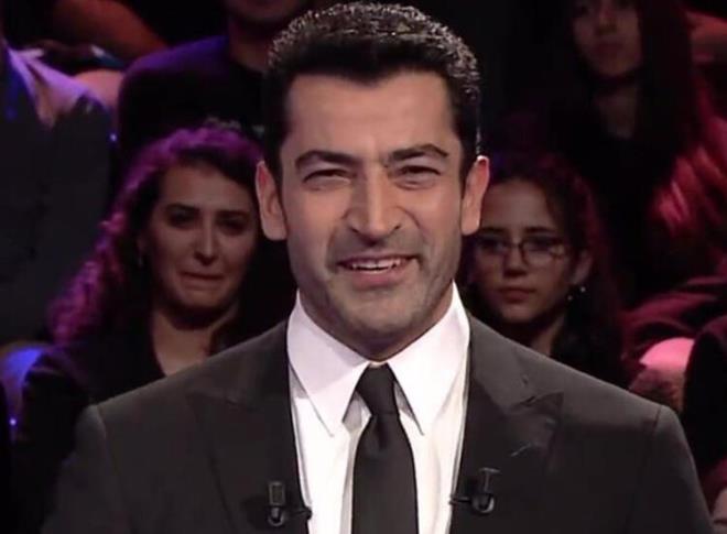 Kenan mirzalolu, yarmacnn zorlanmas zerine, "Soruyu tekrar okur musunuz? 'Sivas' deil, 'Sivasl' yazyor" eklinde uyarda bulundu.