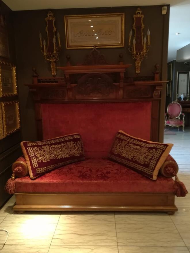 II. Abdlhamit'e ait olan bir tahtn satlamayaca konusunda kan tartmalarn ardndan taht sata karan Nilgn ensoy Kltr ve Sanat Evi'nin sahibi Nilgn ensoy, &#8220;Bu Abdlhamid'in deil. Belki saraya yapld veya oradaki koridorlarda oturulmas iin yaplanlardan biriydi" dedi.