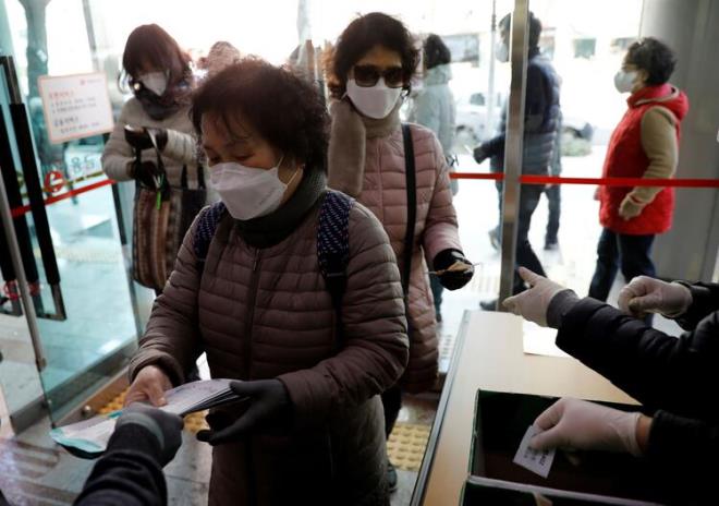 Kendinizi u anda korumann en iyi yolu, her souk algnl ve grip mevsiminde yaptnz yapmak olacak. Virs bulam insanlardan uzak durun.Haprrken ya da ksrrken dirseinizle ya da tek kullanmlk peetelere yznz kapatn. Ellerinizi su ve sabunla sk sk ykayn.