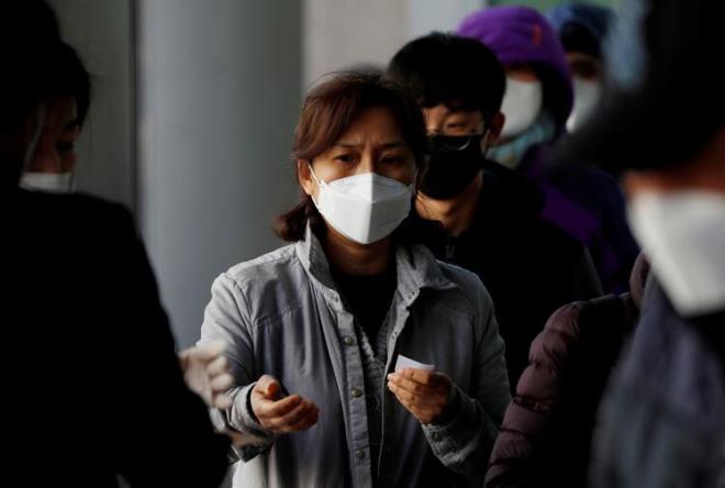 Baz dezenfektanlar, amar suyu yzeydeki virs ldrebilir. Ancak virs hali hazrda vcudunuzda ise bu tip rnleri vcudunuza ya da burnunuzun altna srmeniz hibir etki gstermez hatta salnz iin tehlikeli olacaktr.u an iin virsn tedavisi hala bulunamad. almalar devam ediyor ancak corona virs asnn yaplmas 1 yl bulabilir.