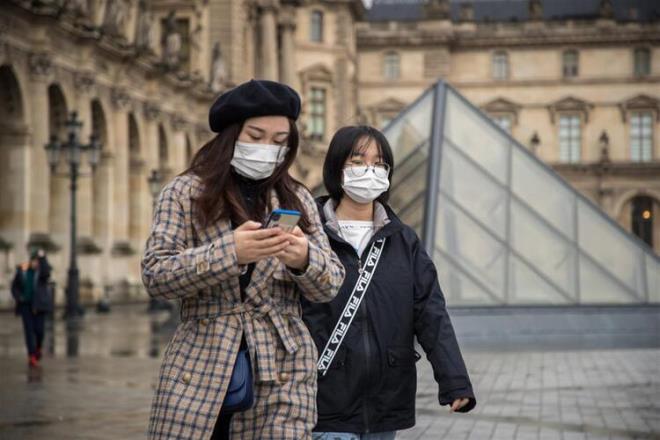 Corona virs vakalar genellikle souk algnlna benzer ekilde hafif ila orta derecede st solunum yolu hastal yayor.Semptomlar arasnda; burun aknts, boaz ars, ba ars, birka gn sren ate. ou vakada semptomlar kendiliinden geiyor. Bu semptomlar nadiren lmcl bir srece gtryor.