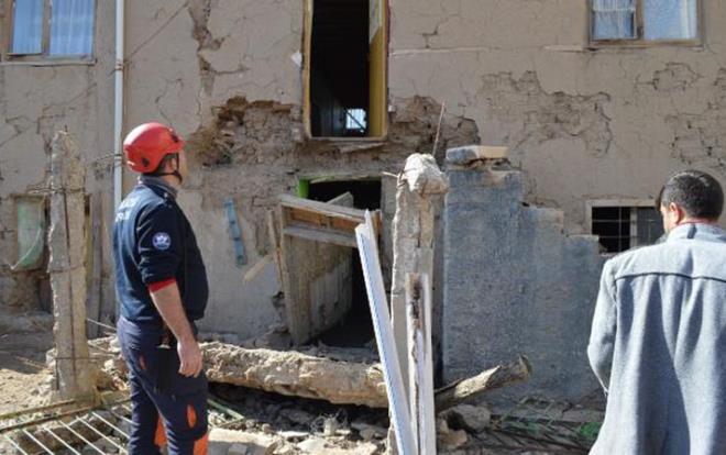 Olay, le saatlerinde, Kzlay Mahallesi'nde meydana geldi. Murat Demir, Sivrice merkezli 24 Ocak'ta meydana gelen 6.8 byklndeki ar hasar grnce boaltt, 2 katl kerpi evine televizyon antenini almaya gitti. Demir'in kt balkon, anteni skerken, bir anda kt.