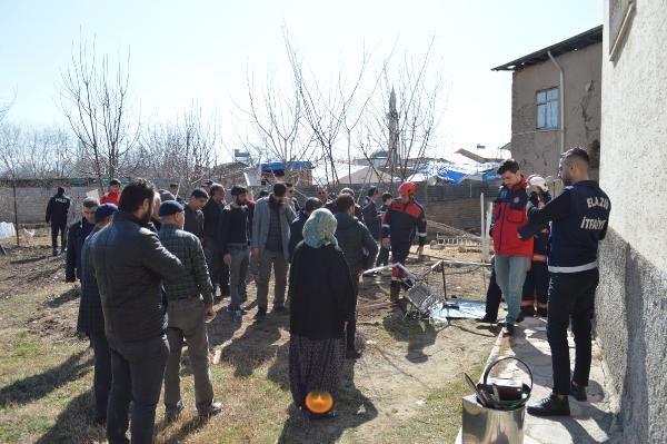 Yknt altnda kalan Demir'i grenlerin ihbaryla blgeye salk, itfaiye ve AFAD ekipleri sevk edildi. Balkonun enkazndan ar yaral kurtarlan Demir, salk grevlilerince ambulansla Frat niversitesi Tp Fakltesi Hastanesi'ne gtrld. Acil serviste tedaviye alnan Murat Demir, doktorlarn tm mdahalelerine ramen kurtarlamad. Murat Demir'in depremden sonra adr kentte kalmaya balad renildi.