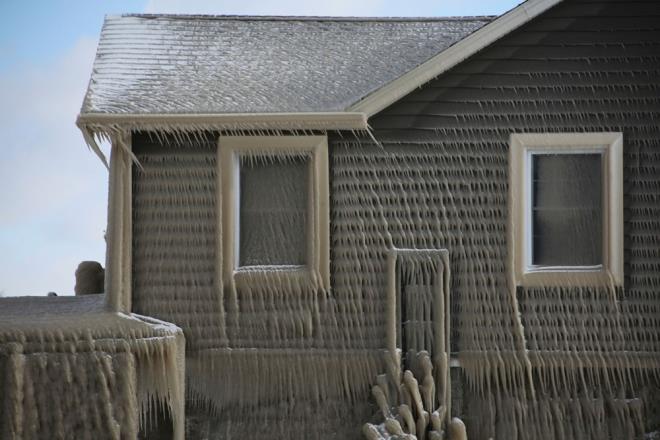 KARANLIK VE RKTC    Gln etrefndan ekilen fotoraflar ise &#8220;Narnia Gnlkleri&#8221; ya da &#8220;Frozen&#8221; filminin sahnelerini andryor. Konuyla ilgli CNN&#8217;e konuan bir blge sakini, &#8220;Evet gerekst ve byleyici grnyor. Ancak evimin ii hafta sonunda beri ok karanlk, bu ayn zamanda biraz rktc&#8221; aklamasn yapt.