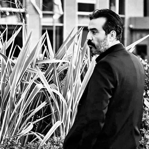 nl oyuncu Mustafa stnda, getiimiz aylarda ei ile 10 yldr beraber olduu Ecem zkaya ile yollarn ayrd. Evliliklerinden bir oullar olan ikili, tek celsede boand.