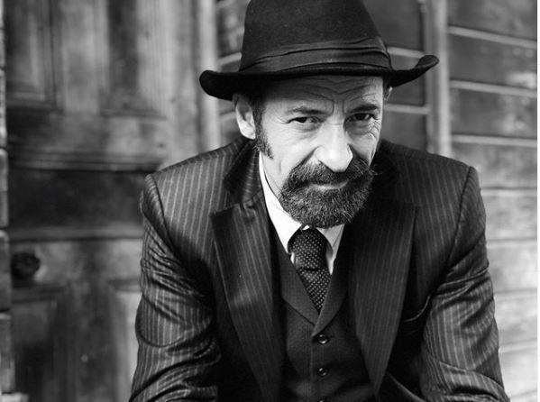 Okulu bittikten sonra, dnemin en iyi kurumlarndan birisi olan Ali Poyrazolu Tiyatrosu kadrosuna girdi ve profesyonel oyunculuk eitimleri almaya balad.      Baarl bir oyuncu olma yolunda kendini gelitirerek hzl admlar ile ilerleyen Levent Can, ilk profesyonel oyunculuk deneyimini 1991 ylnda TRT ekranlarnda yaynlanan Aile Balar dizisi ile gerekletirdi.