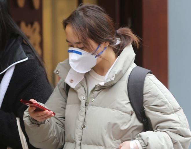 -&#8220;Koronavirsn u ana kadar yaylm blgesi Wuhan ve evresi yani in. Bu blgedeki genetik kkeni ortak insanlar yakalyor. Bunlar daha ok sar rk ve ksa boylu insanlar. Yaplan almalarda virsn akcierde tutunduu protein Asya rknda daha fazla. Beyaz ve siyah rklarda ise 6&#8217;da 1 orannda daha az. Onun iin buralarda grlse bile ok daha az grlecektir ve hafif geecektir.