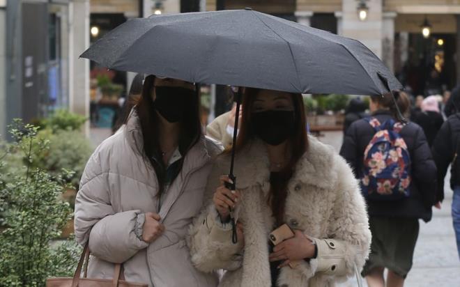 Yannzda kolonya tayn<br>  Maske takmann hastal engellemeyecei hatta nemden dolay daha fazla yakalanma riskine sahip olunacan ifade eden Do. Dr. Erba, unlar syledi:    -&#8220;Baklk sorunu olanlar eer vak'a karsa evden kmasnlar. El ykamas ok nemli. Ben eskiden ellerimi 3-4 defa ykarken u anda 5-6&#8217;ya kardm. Yanmda kolonya alkanl kazandm. Ellerimi ykayamyorsam bir kolonyadan geiriyorum.