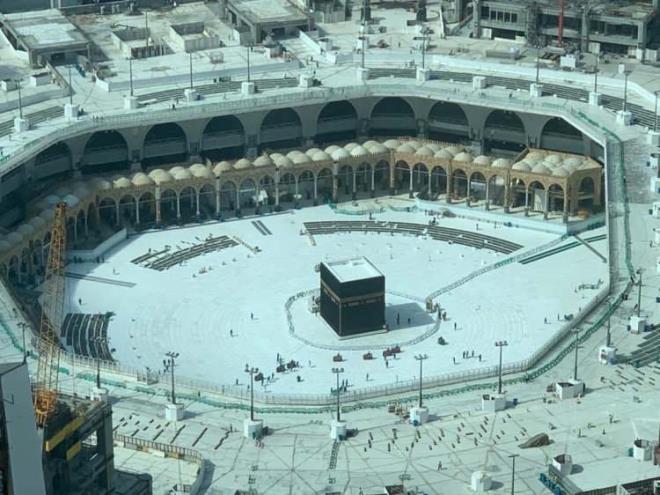 Suudi Arabistan Dileri Bakanlndan 27 ubat'ta yaplan aklamada, Kovid-19 salgn sebebiyle umre ve Mescid-i Nebevi ziyaretlerinin geici olarak askya alnd duyurulmutu.